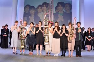 「全日本ネイリスト選手権プロフェッショナル部門」総合 グランドチャンピオン:深田絵里さん(中央)