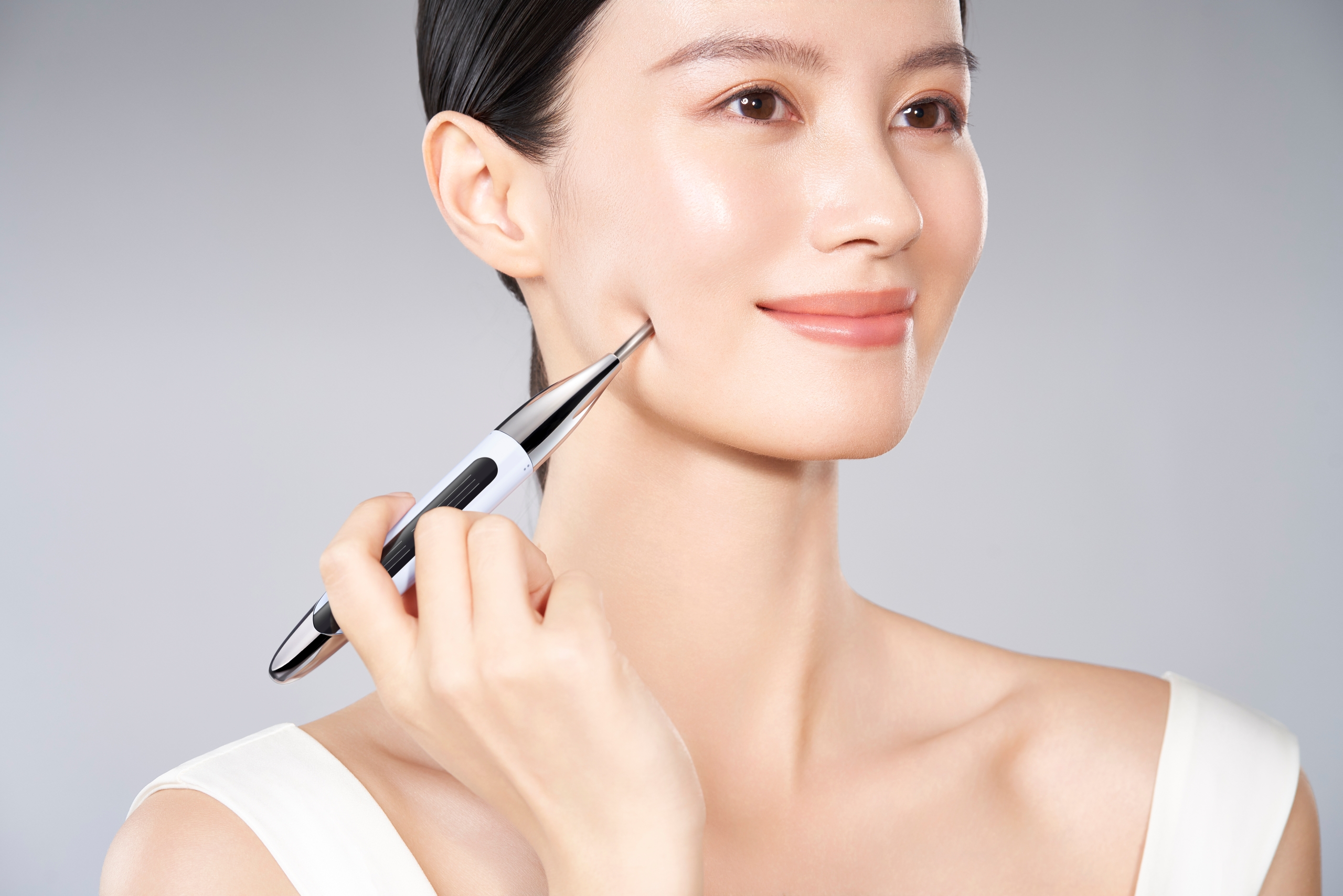 サロンオーナーの"今、気になる"に応える!わずか5分でサロン級リフトケアを実現 9 MYTREX SHAPE POINTER 施術画像