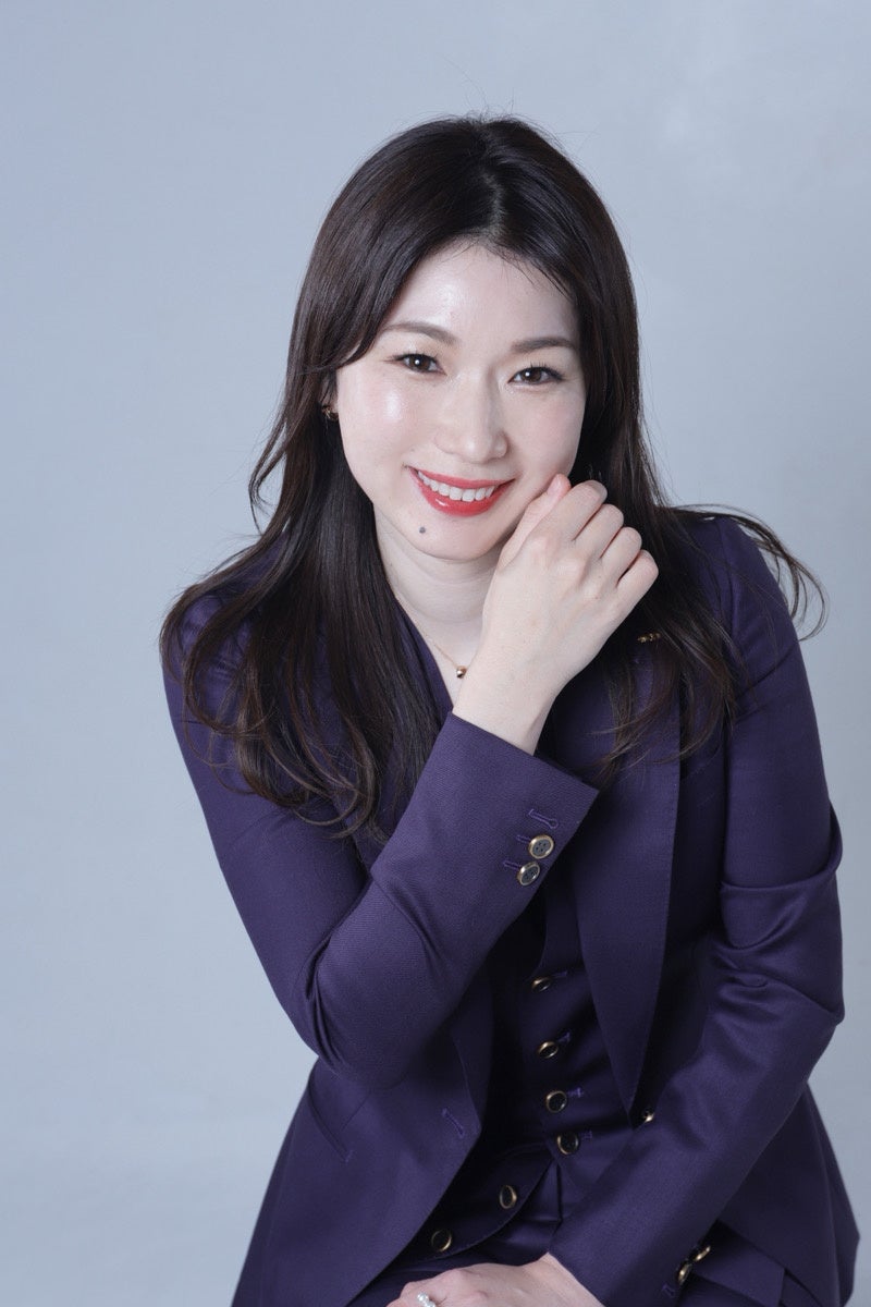 ベストサロンコンテストのレッドカーペット演出でサロンオーナーが歩く様子