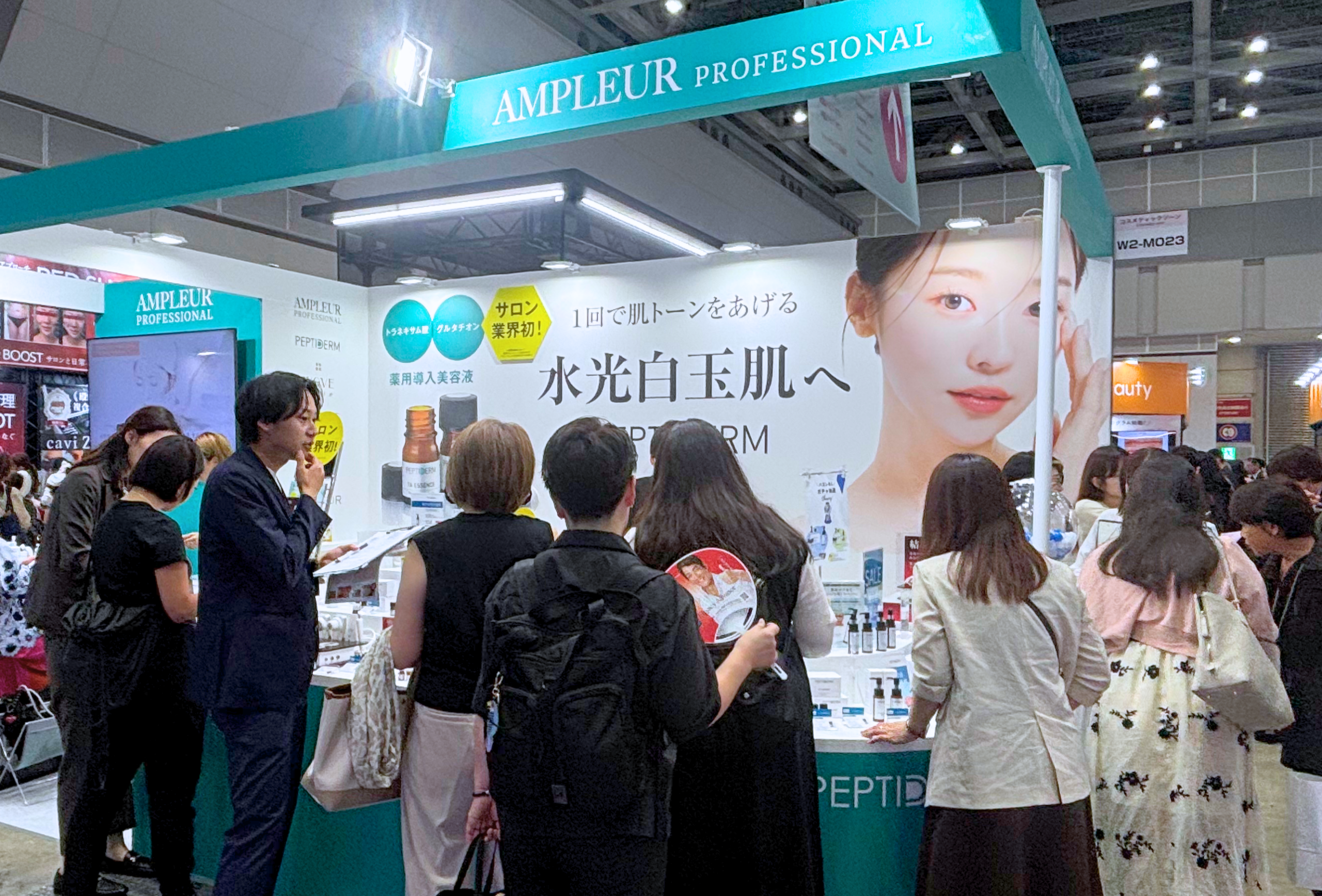 東京会場でにぎわう株式会社ハイサイドのブース（AMPLEUR PROFESSIONAL／PEPTIDERM）の写真