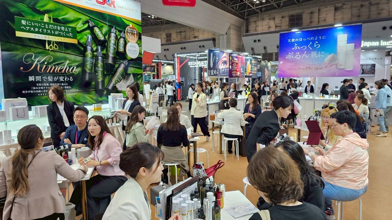 多くの来場者でにぎわう株式会社アレン（ALEN INTERNATIONAL）ブースの写真