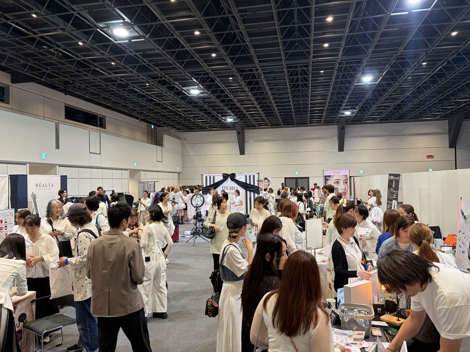 【イベントレポート】美容家&人気ブランドが横浜に大集合!「オトナ女子のBEAUTY PARTY」14ブース×ステージ×福引で“会える・試せる・キレイになれる”一日 3 広い会場内を多くの来場者が行き交い、ブースを巡る様子