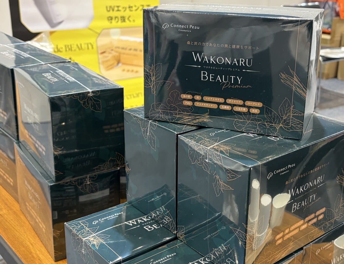 【イベントレポート】美容家&人気ブランドが横浜に大集合!「オトナ女子のBEAUTY PARTY」14ブース×ステージ×福引で“会える・試せる・キレイになれる”一日 9 「WAKONARU BEAUTY Premium」のパッケージが積み上げられたブース