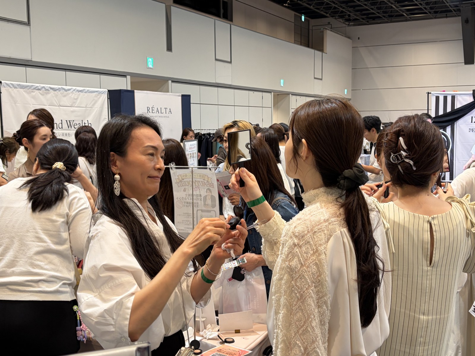 【イベントレポート】美容家&人気ブランドが横浜に大集合!「オトナ女子のBEAUTY PARTY」14ブース×ステージ×福引で“会える・試せる・キレイになれる”一日 11 ブースで商品を実際に手に取り、プロの説明を受けながら試す来場者