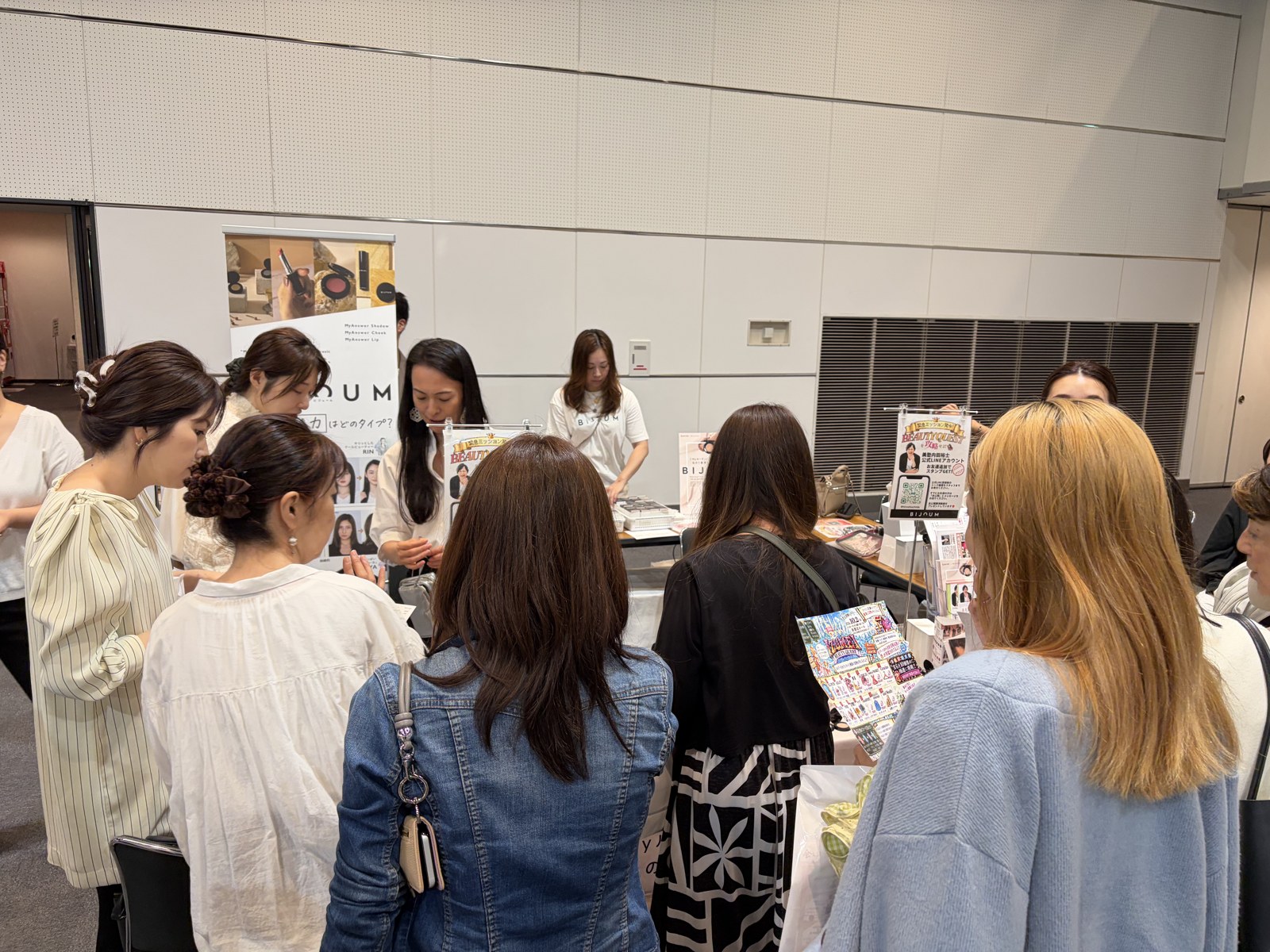 【イベントレポート】美容家&人気ブランドが横浜に大集合!「オトナ女子のBEAUTY PARTY」14ブース×ステージ×福引で“会える・試せる・キレイになれる”一日 12 ブースを囲み、スタッフの話を聞く来場者たち